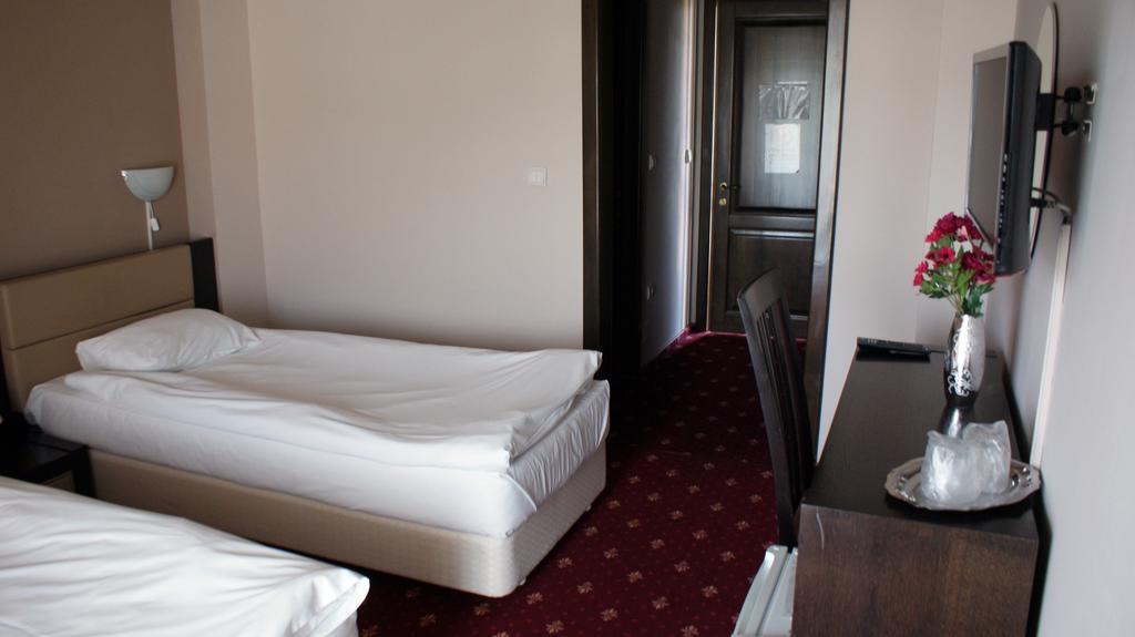 Pensiunea Novis Iasi Exteriör bild